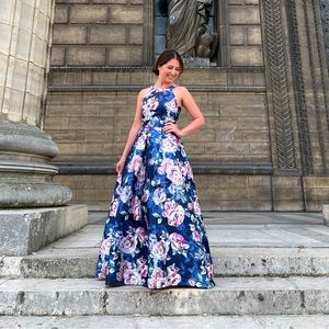 Stunning gown dress! Perfect for wedding or gala. Show stopper!